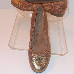 AEREOSOLES GOLD AND TAN SHOES SIZE 8 MEDIUM